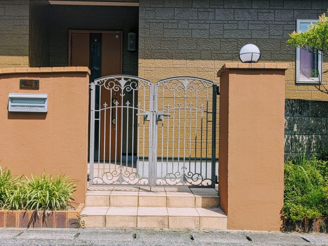 門扉で不審者の侵入防止やイタズラ防止