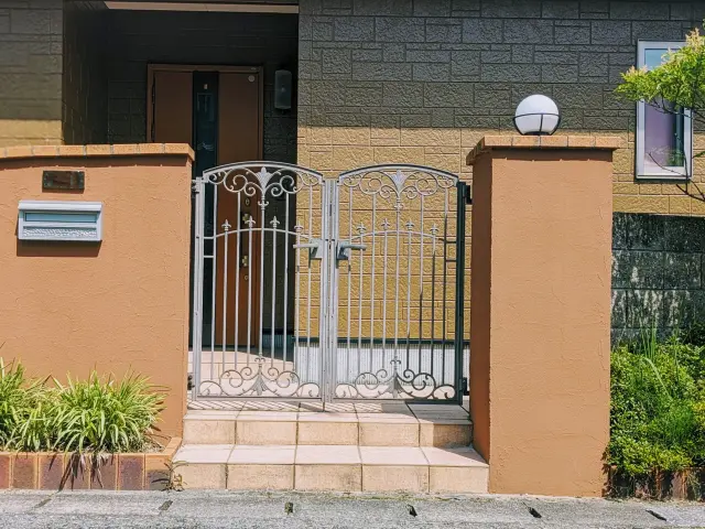 ドアを開けたら目の前に人が！？玄関前の防犯性を高めるポイント