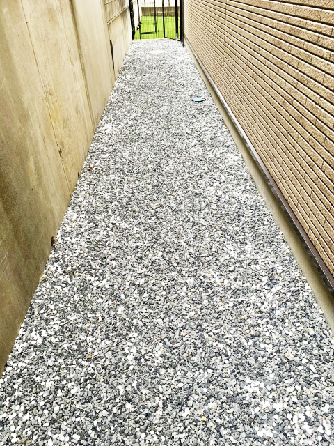犬走り（サービスヤード）に砂利を敷いて防犯性アップ