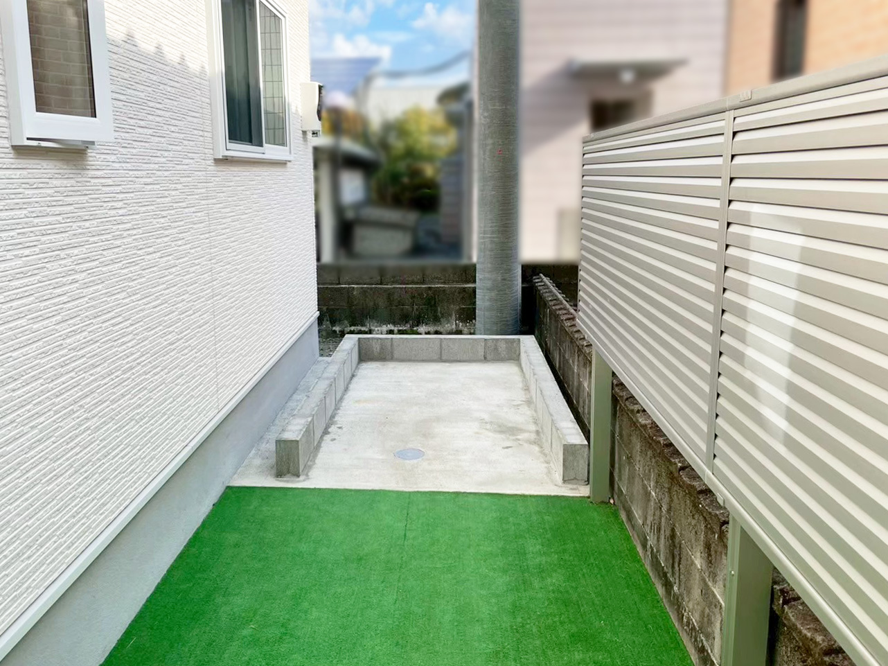 バイク保管庫設置工事のための基礎作りの様子