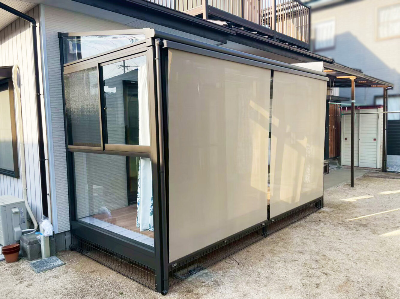 既設サンルームから建て替えたテラス囲い（日除けを広げた状態）