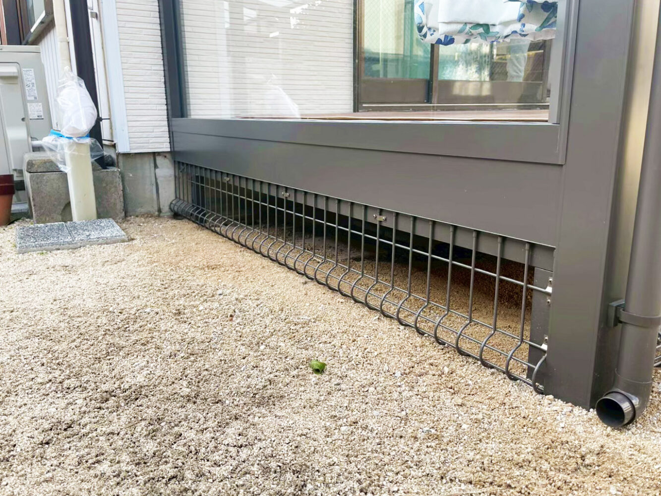 テラス囲いの床下のメッシュ（動物侵入防止）