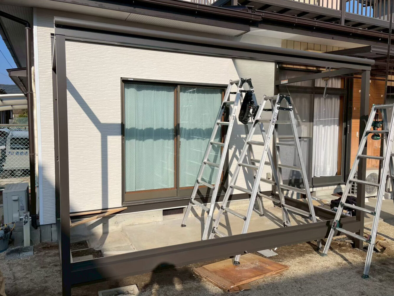 新しいテラス囲い設置作業中の様子