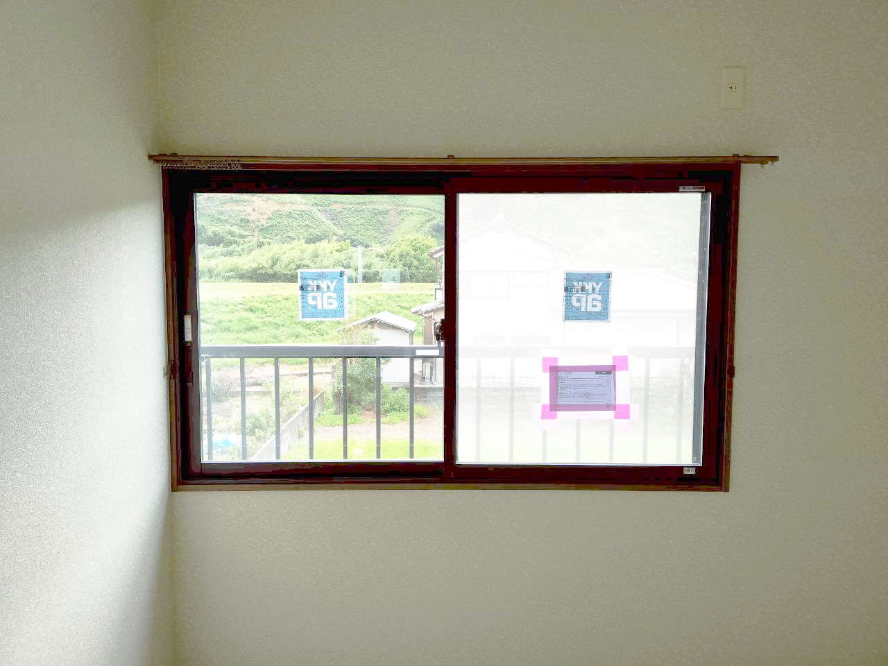 内窓を設置したアパートの腰窓（2枚建）