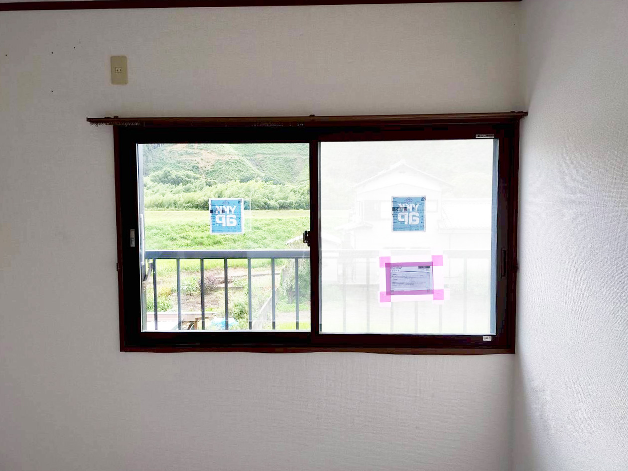 内窓を設置したアパートの腰窓（2枚建）