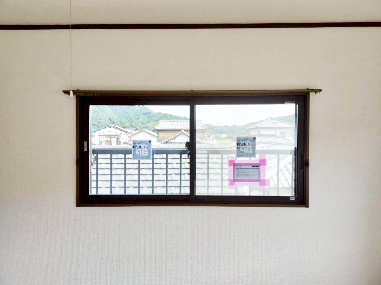 内窓を設置したアパートの腰窓（2枚建）