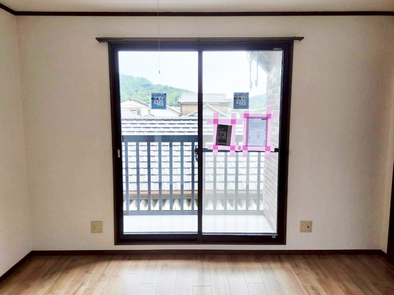 内窓を設置したアパートの掃き出し窓（2枚建）