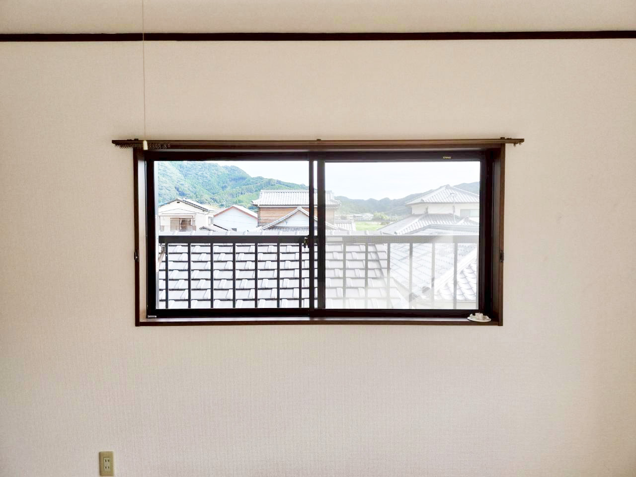 内窓設置前のアパートの腰窓（2枚建・引違い）