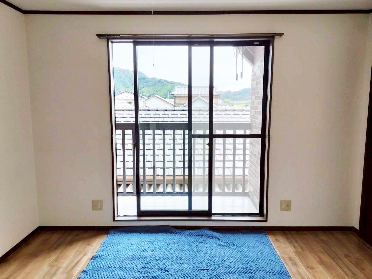 内窓設置前のアパートの掃き出し窓（2枚建）