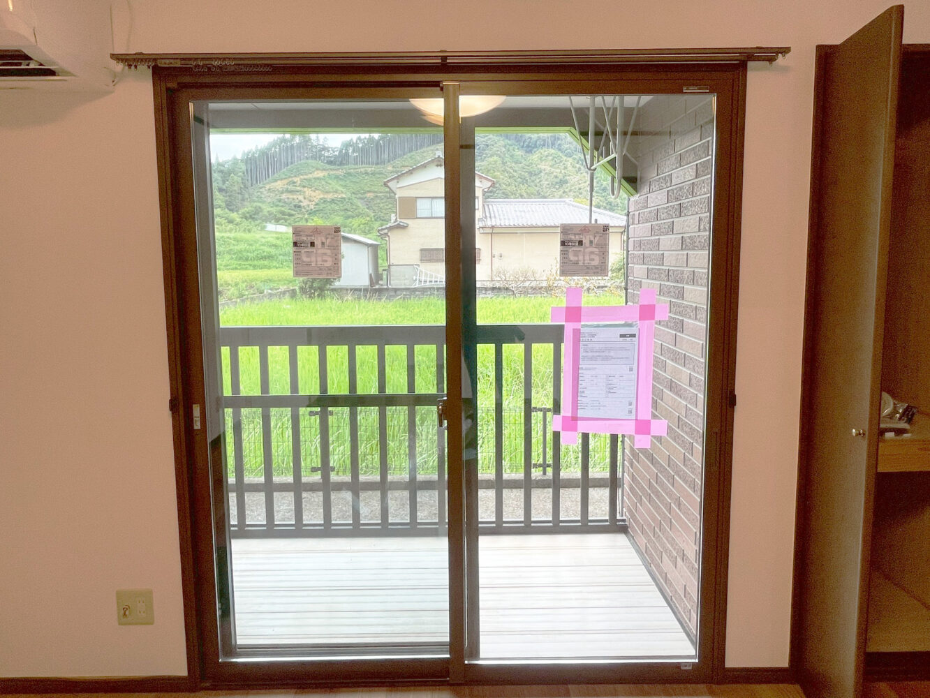 内窓設置後のアパートの掃き出し窓（引違い窓・2枚建）