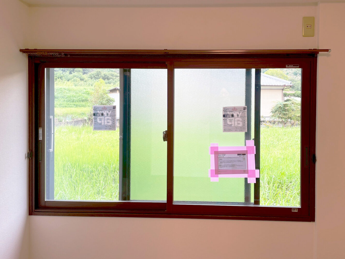 内窓設置後のアパートの腰窓（引違い窓・2枚建）