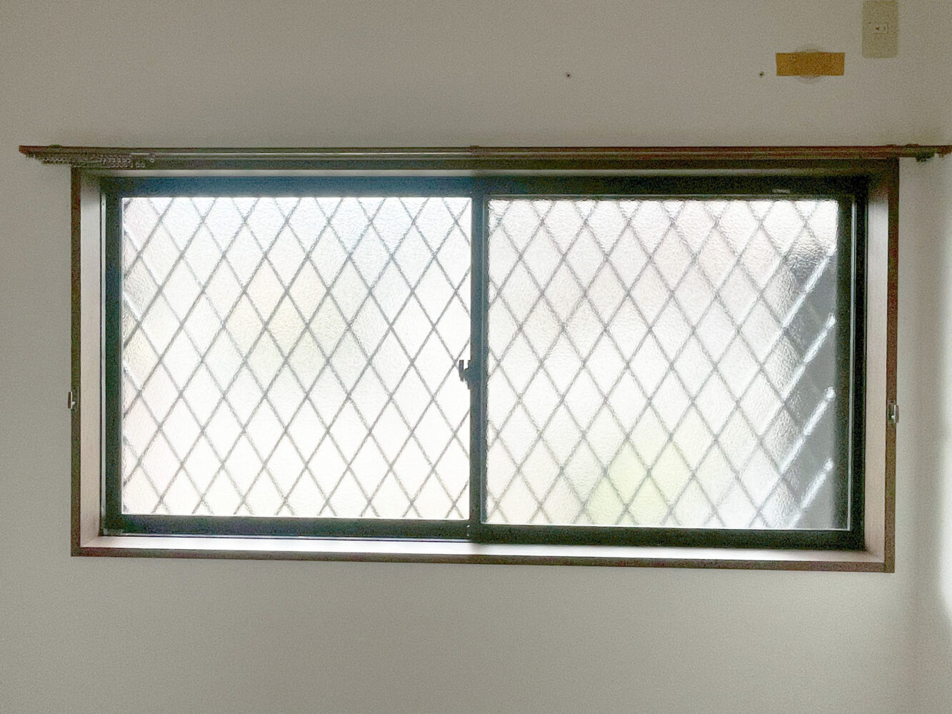 内窓設置前のアパートの腰窓（引違い窓・2枚建）