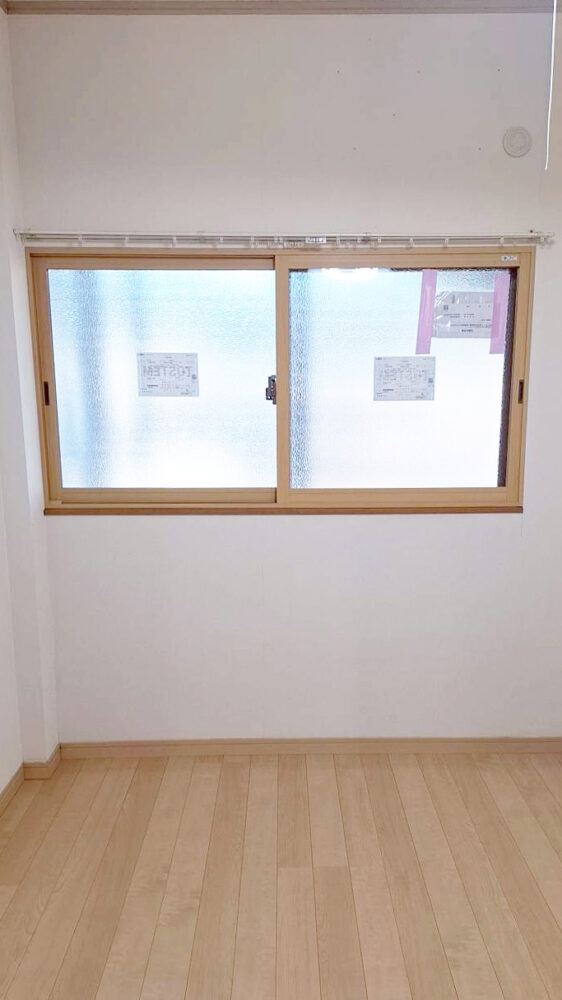 内窓を設置したアパートの腰窓