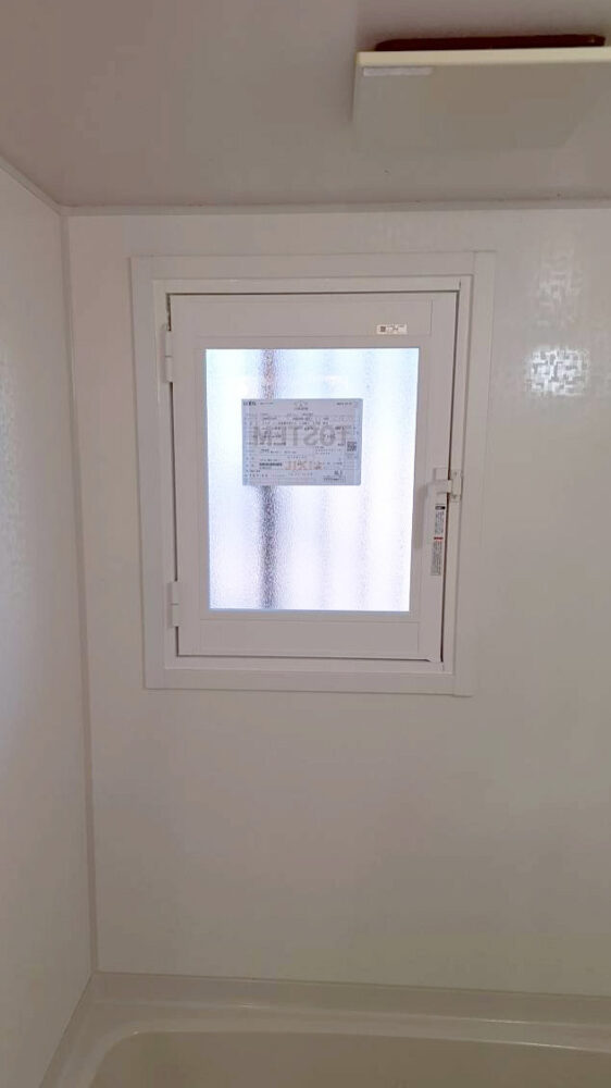 内窓を設置した浴室の窓（開き窓）