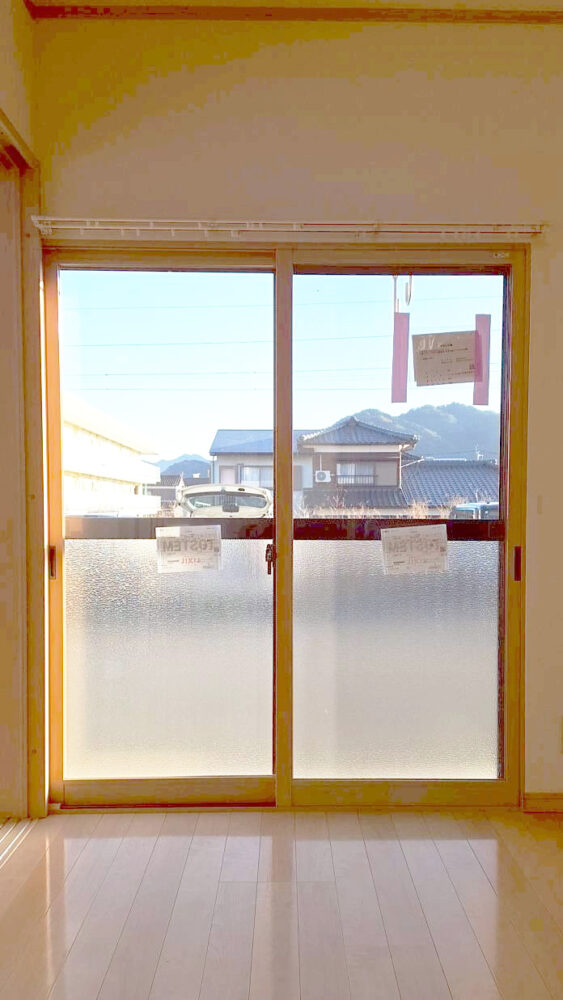内窓を設置したアパートの掃き出し窓