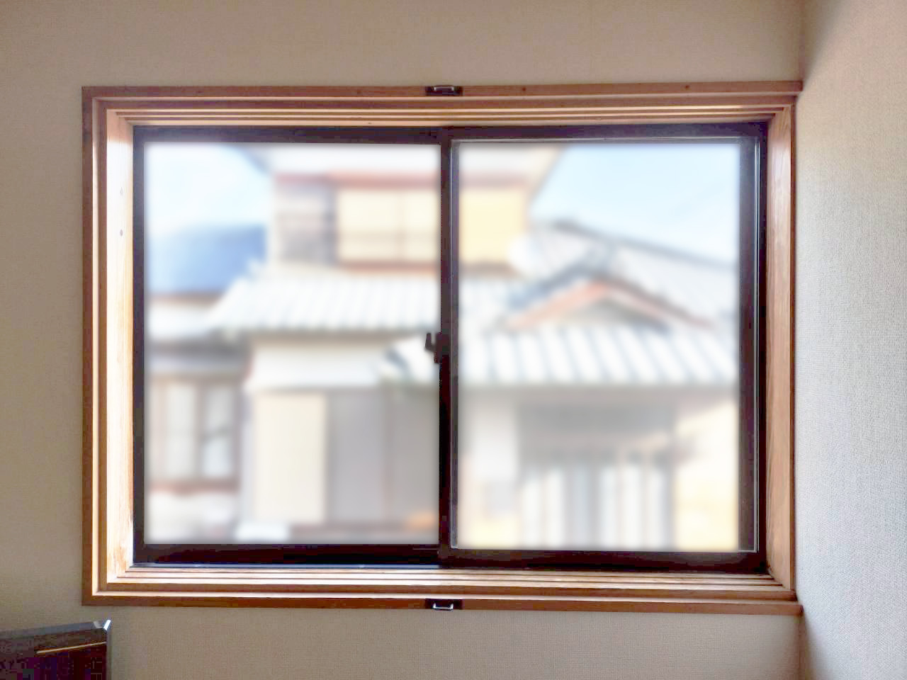 内窓設置前の腰窓（2枚建・引違い）