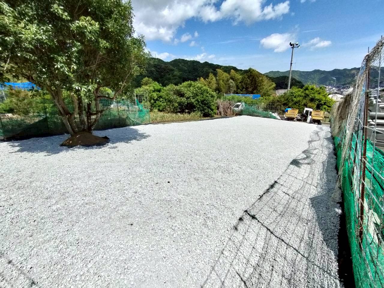 防草後、砂利を敷いた造成地の画像
