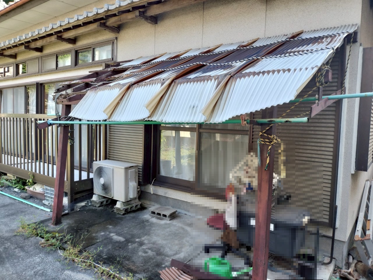 経年劣化した木造テラス右斜め前画像
