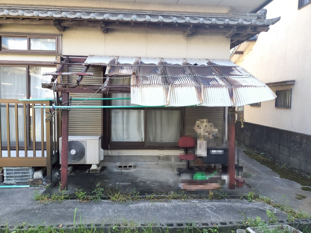 施工前　経年劣化した木造テラス正面画像