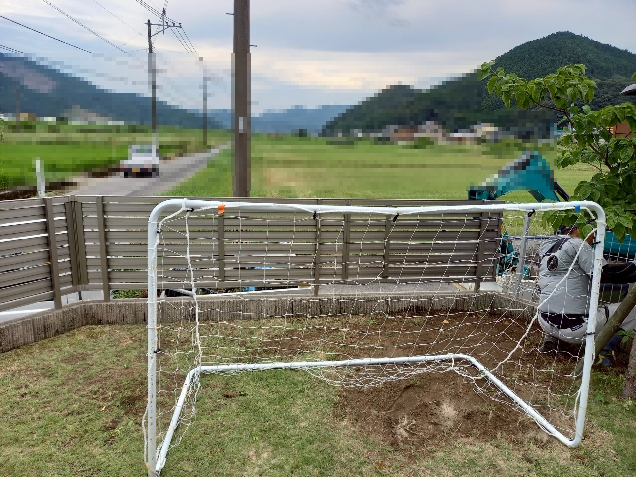 伐根後フェンス取り付け中